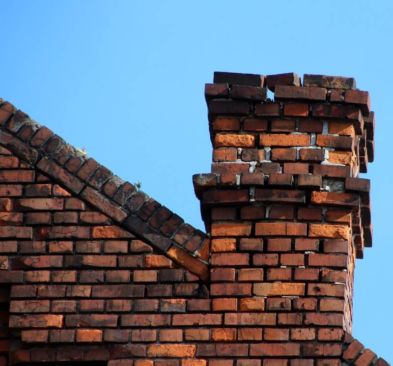Damaged chimney on an Salem home showing cracks and missing mortar